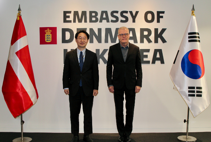 정희권 연구개발특구진흥재단 이사장(왼쪽)과 미카엘 헴니티 빈터 주한덴마크대사가 기념촬영을 하고 있다. 특구재단 제공