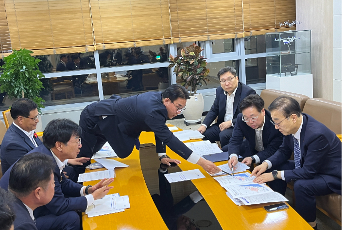 지난 3일 최선호 양산시의원(가운데)이 김윤덕 국토교통부 장관에게 양산 현안 사업을  알리고 있다. 최선호 의원 제공