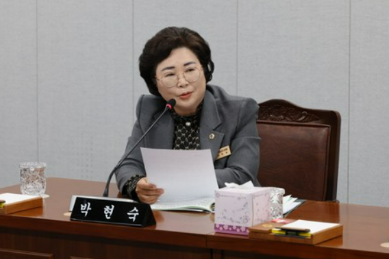 전남도의회 박현숙 의원(더불어민주당, 비례)은 최근 제395회 제2차 정례회 전남도교육청 행정사무 감사에서 전남도교육청 이선국 총무과장을 상대로 스마트워크센터의 저조한 이용률을 집중적으로 질의하고 있다. 전남도의회 제공