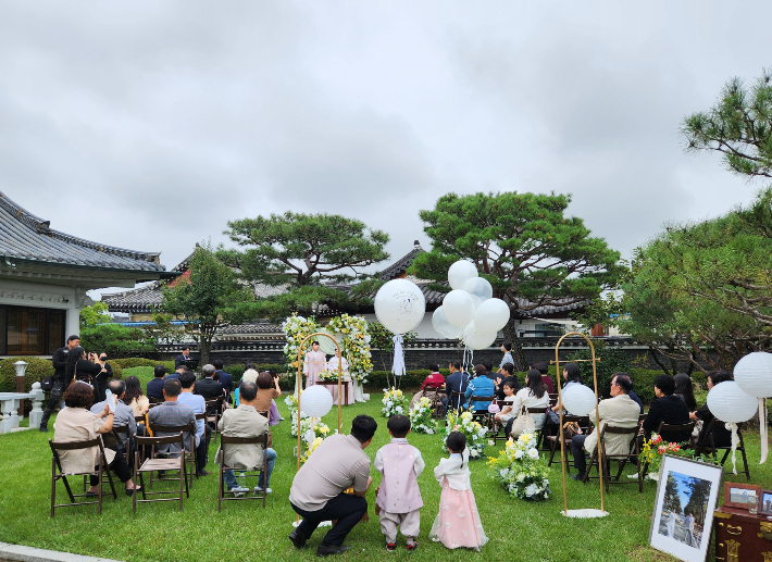 경주시가 국제문화교류관에서 '큰 행복 품은 작은 결혼식'을 개최했다. 경주시 제공