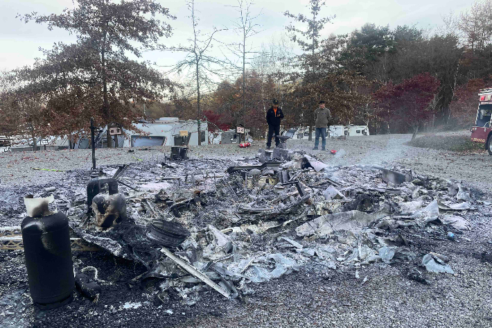 17일 오전 8시쯤 강원 횡성군 둔내면의 한 오토캠핑장 카라반에서 원인미상의 불이 났다. 강원소방 제공