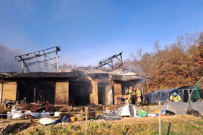 17일 오전 7시 53분쯤 원주시 지정면의 한 교회 인근 주택 1층에서 불이 나 1시간 20여분 만에 꺼졌다. 강원소방 제공