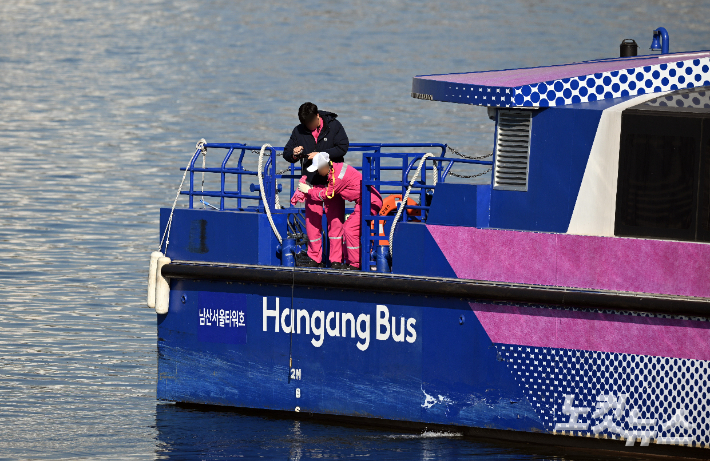 서울 송파구 잠실선착장 인근 멈춰선 한강버스에서 관계자들이 대화하고 있다. 황진환 기자