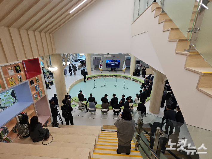 울산어린이독서체험관 1층 내부. 우드톤의 기하학적 공간으로 꾸며졌다. 반웅규 기자 