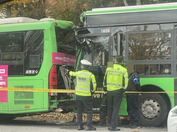 17일 오전 서울 양천구 신정동에서 발생한 연쇄추돌사고 조사하는 경찰 모습. 연합뉴스