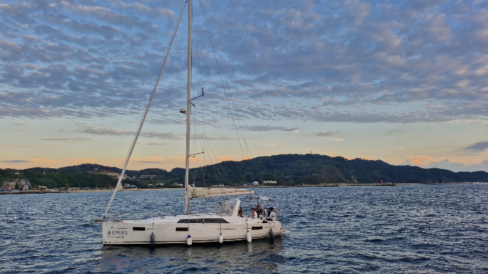 울진 앞바다 요트 체험. 울진군 제공