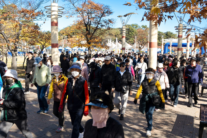 울진군이 '2025년 울진군민 건강걷기대회'를 개최하고 있다. 울진군 제공