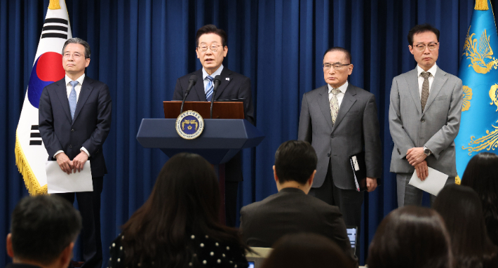 이재명 대통령이 14일 서울 용산 대통령실 기자회견장에서 한미 관세·안보 협상 '조인트 팩트시트'(공동 설명자료) 최종 합의를 발표하고 있다. 연합뉴스