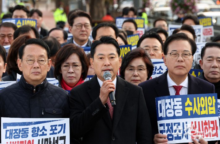 국민의힘 장동혁 대표가 17일 오전 서울 용산구 대통령실 앞에서 '대장동 항소포기 외압 진상규명 국정조사 촉구' 기자회견에 참석해 발언을 하고 있다. 황진환 기자
