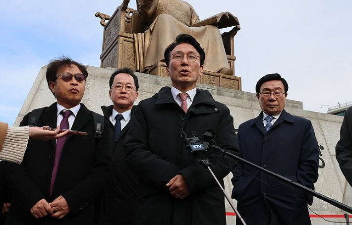 김민석 국무총리가 17일 서울 광화문광장 세종대왕상 앞에서 '감사의 정원' 조성과 관련해 발언하고 있다. 연합뉴스