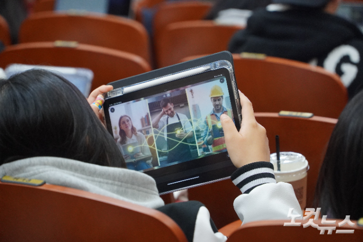 김현 PD의 강연을 듣고 AI 툴을 활용해보는 학생. 심동훈 기자