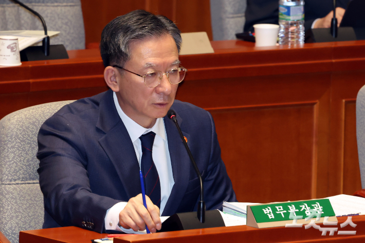 13일 서울 여의도 국회에서 열린 예산결산특별위원회 전체회의에서 정성호 법무부 장관이 의원 질의에 답변을 하고 있다. 윤창원 기자