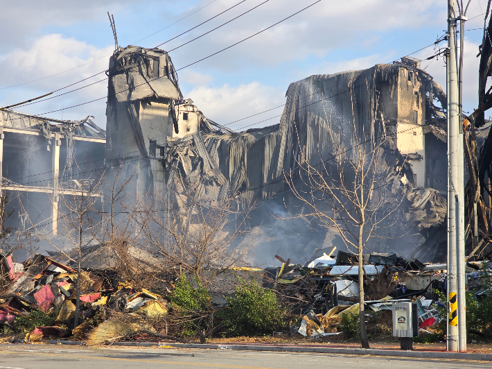 충남 천안 이랜드 패션 물류센터 화재 진화 모습. 독자 제공