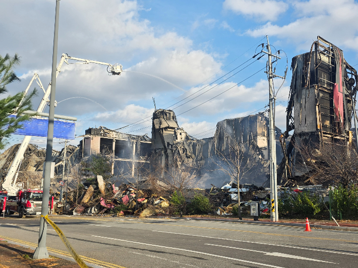 큰 불이 꺼진 이랜드 패션 물류센터 모습. 독자 제공