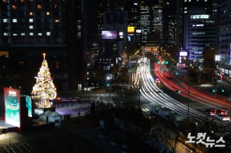 17일 서울 중구 서울광장에서 열린 2025 대한민국성탄축제 성탄트리 점등식에서 성탄트리가 불을 밝히고 있다.