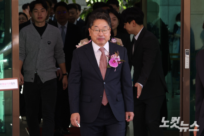 '대장동 항소 포기' 논란으로 사의를 표명한 노만석 검찰총장 직무대행이 14일 오전 서울 서초구 대검찰청에서 열린 퇴임식을 마친 후 청사를 나서고 있다. 류영주 기자