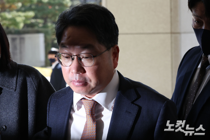 '대장동 항소 포기' 논란으로 사의를 표명한 노만석 검찰총장 직무대행이 14일 오전 서울 서초구 대검찰청에 출근하고 있다. 류영주 기자