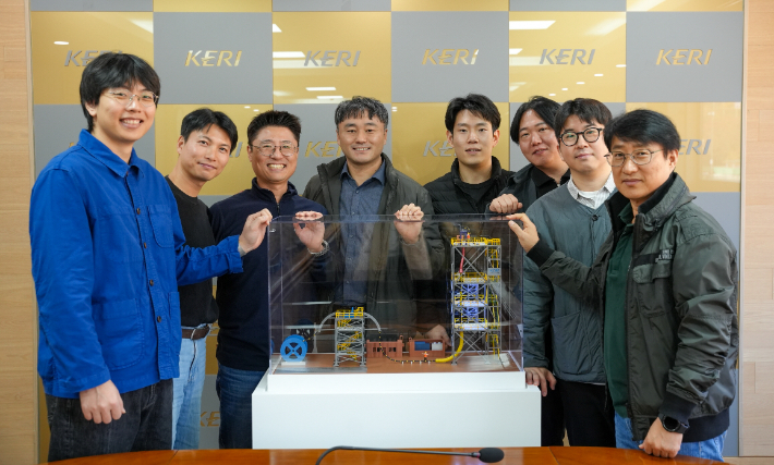 최진욱 박사(왼쪽 4번째)를 비롯한 KERI 전력케이블연구센터 연구진이 J-tubeless 해저케이블 설치 공법을 개발했다. 전기연구원 제공 