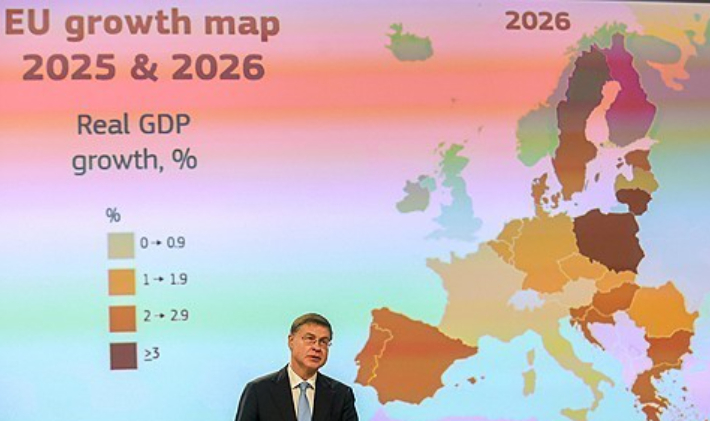 17일 EU 경제성장 전망을 발표 중인 발디스 돔브로우스키스 경제 담당 집행위원. 연합뉴스