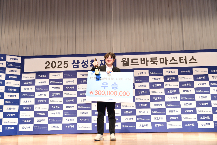 우승컵을 들어올린 랴오위안허 9단. 한국기원 제공