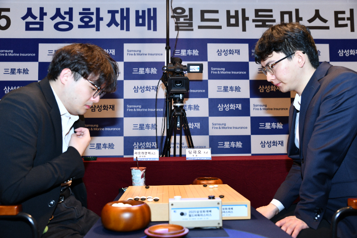 랴오위안허 9단(사진 왼쪽)과 딩하오 9단의 결승2국 대국 장면. 한국기원 제공