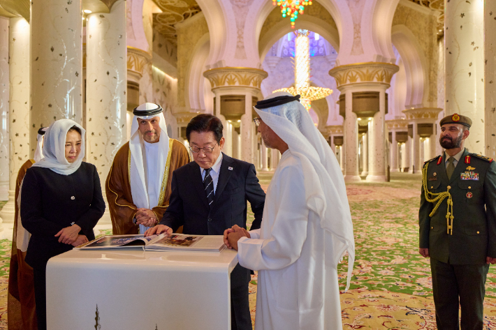 아랍에미리트(UAE)를 국빈 방문 중인 이재명 대통령이 17일(현지시간) 아부다비에 위치한 셰이크 자이드 그랜드 모스크를 방문해 방명록을 작성하고 있다. 연합뉴스