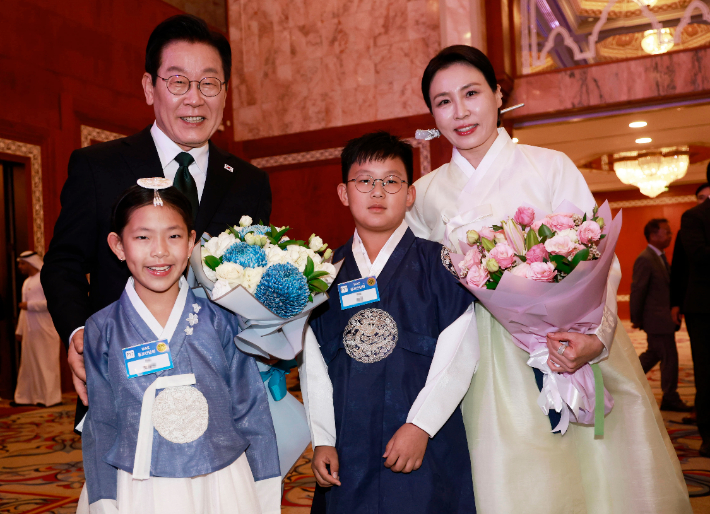 아랍에미리트(UAE)를 국빈 방문 중인 이재명 대통령과 김혜경 여사가 17일(현지시간) 아부다비의 한 호텔에서 열린 동포만찬간담회에서 화동들과 기념촬영을 하고 있다. 연합뉴스