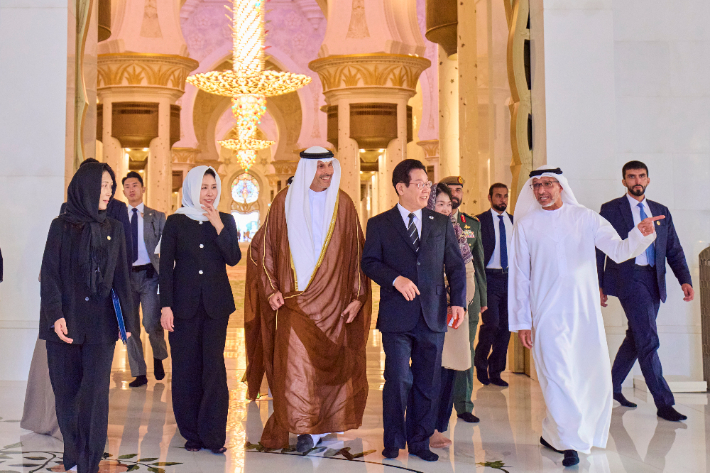 아랍에미리트(UAE)를 국빈 방문 중인 이재명 대통령과 김혜경 여사가 17일(현지시간) 아부다비 셰이크 자이드 그랜드 모스크를 방문해 사원을 둘러보고 있다. 연합뉴스