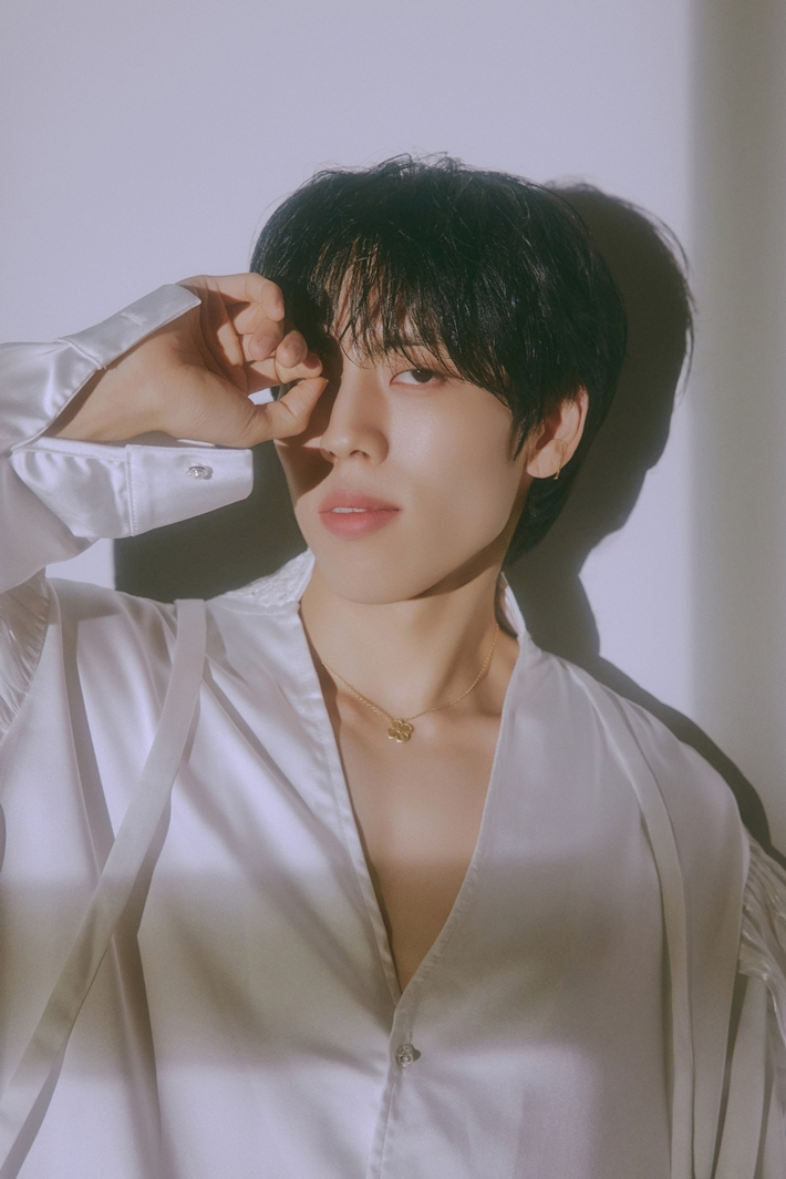 장동우가 솔로 두 번째 미니앨범 '어웨이크' 발매 기념 라운드 인터뷰를 17일 오전 서울 용산구의 한 카페에서 열었다. 장동우 공식 트위터