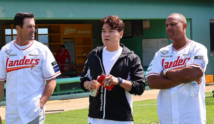 SSG 퓨처스 선수단 'MLB 레전드 멘토링 데이'에서 추신수(가운데)가 함께 활약했던 콜 해멀스(왼쪽), 아드리안 벨트레와 대화하는 모습. 연합뉴스 