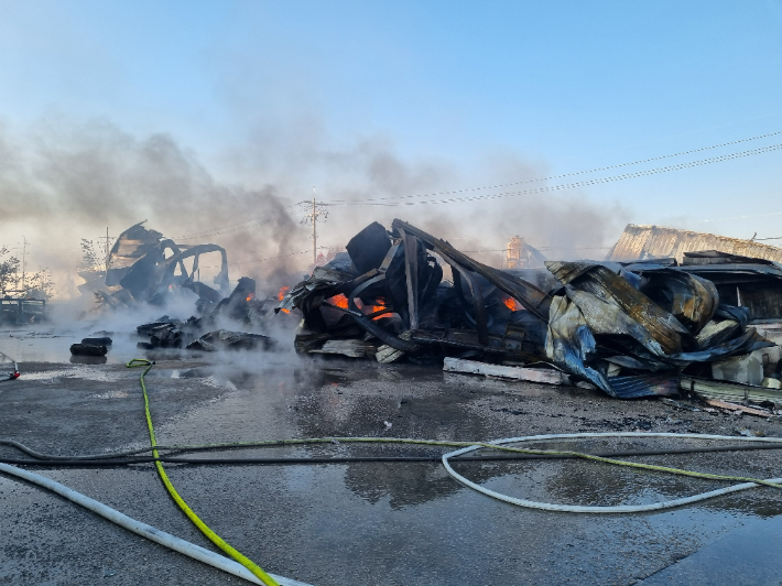18일 오전 6시 50분쯤 부산 강서구 비닐 제조 공장에서 불이 났다. 부산소방재난본부 제공
