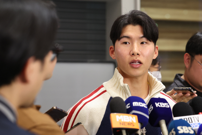 미국프로야구 메이저리그(MLB) 월드 시리즈에서 우승한 로스앤젤레스 다저스의 김혜성이 지난 6일 인천국제공항을 통해 귀국해 취재진의 질문에 답하는 모습. 연합뉴스 