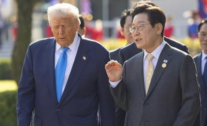 이재명 대통령(오른쪽)과 도널드 트럼프 미국 대통령이 대화하고 있다. 대통령실 제공