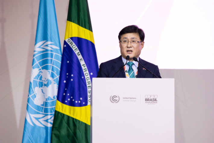 김성환 기후에너지환경부 장관이 17일(현지시간) 브라질 벨렝에서 열린 제30차 유엔기후변화협약당사국총회(COP30)에서 2035 NDC 목표에 대해 고위급 연설을 하고 있다. 기후에너지환경부 제공