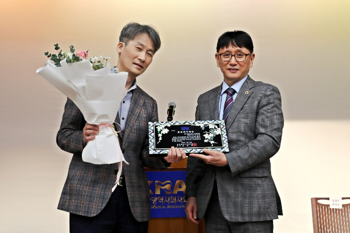 울산광역시의사회는 11월 15일 울산과학대학교에서 제29회 울산의사의날 기념식과 제28회 울산의사대상 시상식을 가졌다. 울산대학교병원 제공