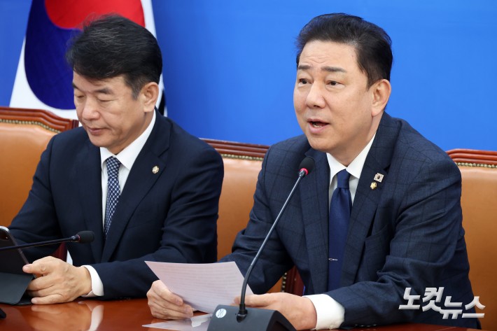 더불어민주당 김병기 원내대표가 18일 서울 여의도 국회에서 열린 원내대책회의에서 발언을 하고 있다.