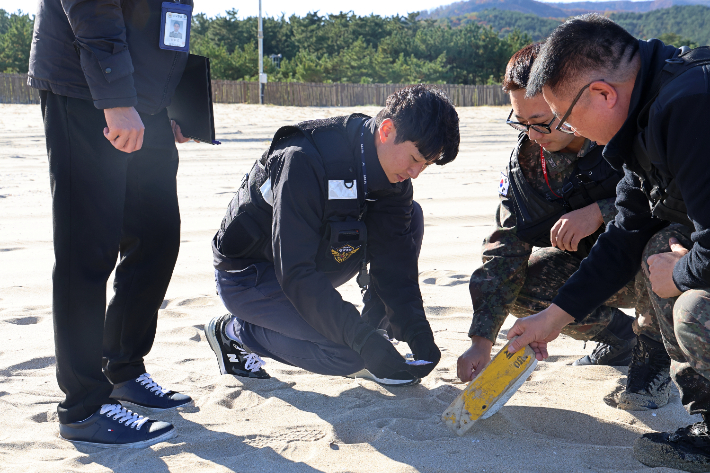 동해해경이 해안가 일대 마약류 집중 합동수색을 실시하고 있는 모습. 동해해양경찰서 제공