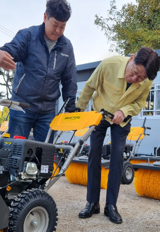 우범기 전주시장(오른쪽)이 제설장비를 점검하고 있다. 전주시 제공