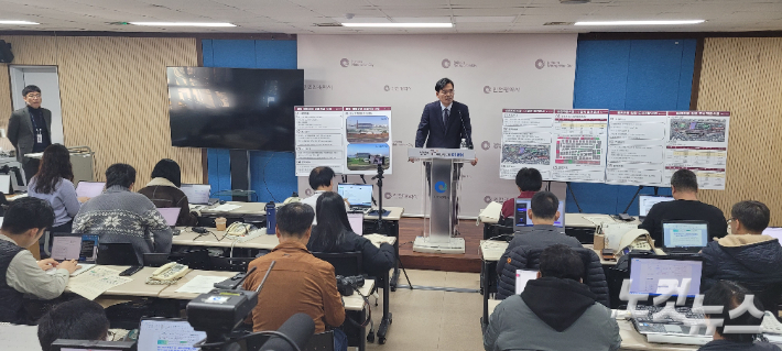 18일 김준성 인천시 글로벌도시국장이 시청 브리핑룸에서 기자회견을 열었다. 박창주 기자