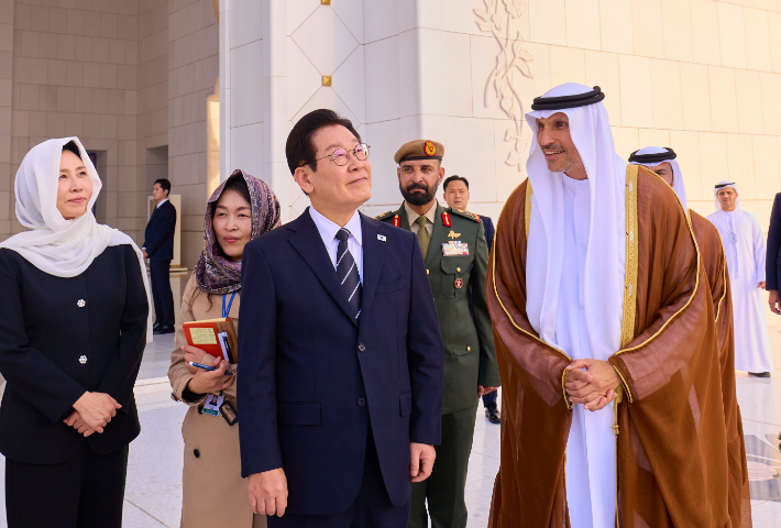 아랍에미리트(UAE)를 국빈 방문 중인 이재명 대통령(가운데)과 김혜경 여사가 17일(현지시간) 아부다비 셰이크 자이드 그랜드 모스크를 방문해 사원을 둘러보고 있다. 연합뉴스