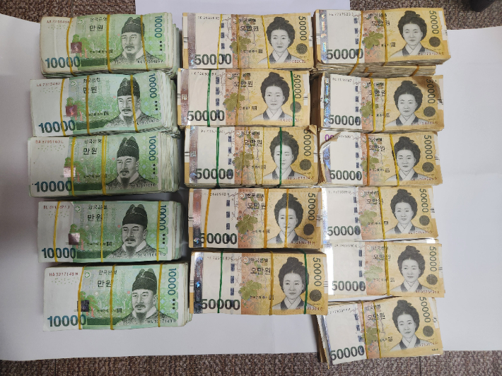 경찰이 조직원 검거 현장에서 압수한 범죄수익금. 부산경찰청 제공 