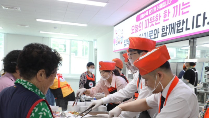 법무법인 인의로 소속 변호사들이 광주적십자 무료급식소에서 어르신들에게 점심을 배식하며 봉사활동을 하고 있다. 법무법인 인의로 제공