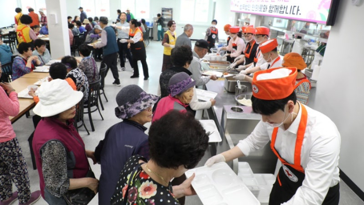 광주적십자 무료급식소를 찾은 어르신들이 배식대를 따라 식사를 받고 있다. 인의로 변호사들과 적십자 봉사자들이 함께 배식 지원에 나선 모습. 법무법인 인의로 제공