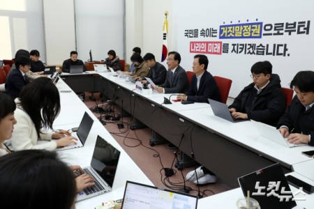 국민의힘 송언석 원내대표가 18일 서울 여의도 국회에서 현안 관련 기자간담회를 갖고 있다.