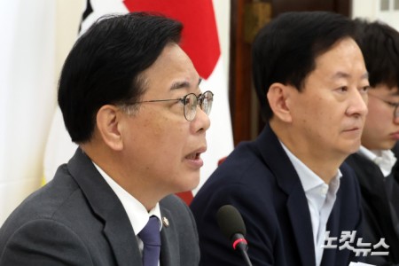 국민의힘 송언석 원내대표가 18일 서울 여의도 국회에서 현안 관련 기자간담회를 갖고 있다.