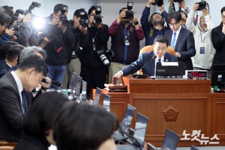 18일 서울 여의도 국회에서 열린 운영위원회 전체회의에서 김병기 위원장이 의사봉을 두드리고 있다.