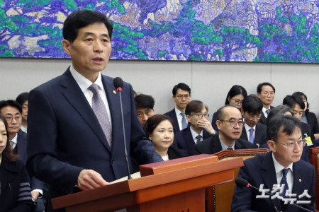 18일 서울 여의도 국회에서 열린 운영위원회 전체회의에서 김민기 국회사무총장이 2026년도 예산안 관련 제안설명하고 있다.