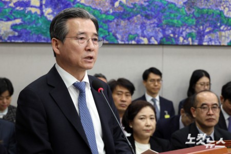 18일 서울 여의도 국회에서 열린 운영위원회 전체회의에서 김용범 대통령실 정책실장이 2026년도 예산안 관련 제안설명하고 있다.