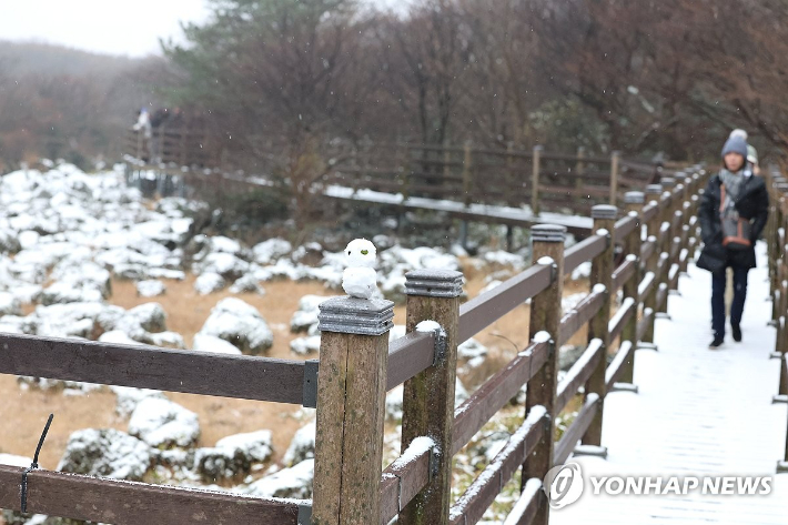  18일 오전 제주 한라산 국립공원 1100고지 습지에 첫눈이 내린 모습. 연합뉴스