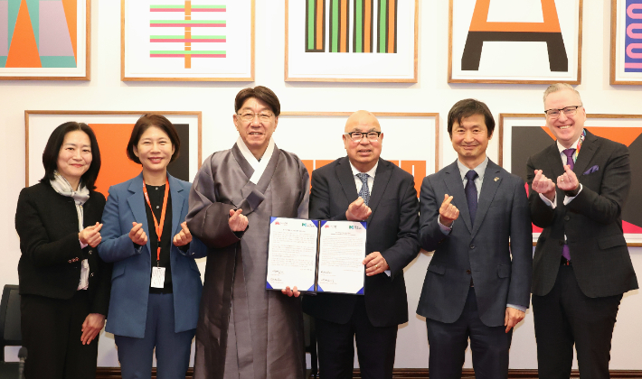 지난 5~11일 호주 브리즈번과 멜버른을 찾은 우범기 전주시장을 비롯한 전주시 대표단과 현지 관계자들이 기념 촬영을 하고 있다. 전주시 제공